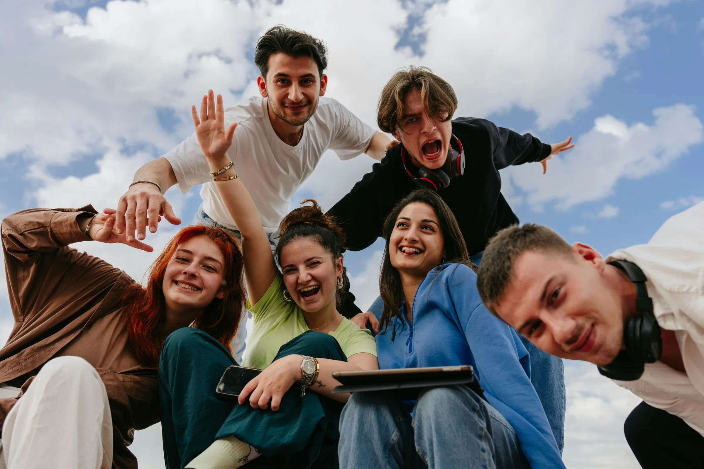 Gruppe junger Menschen verbringt gemeinsam Zeit