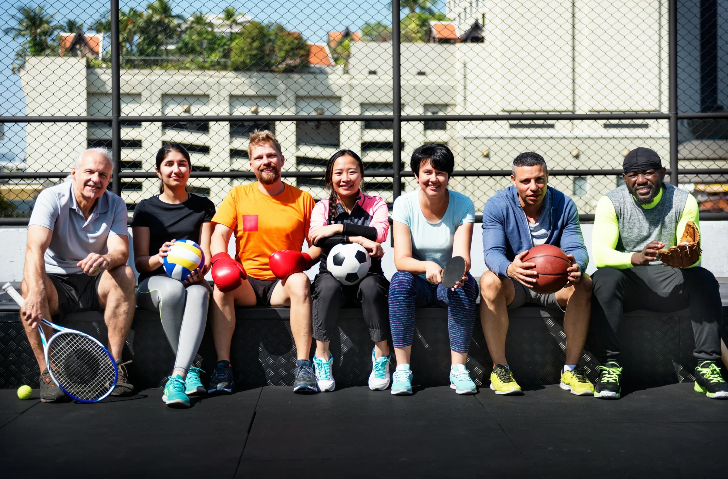 Gruppe verschiedener Menschen bei gemeinsamen Sportaktivitäten