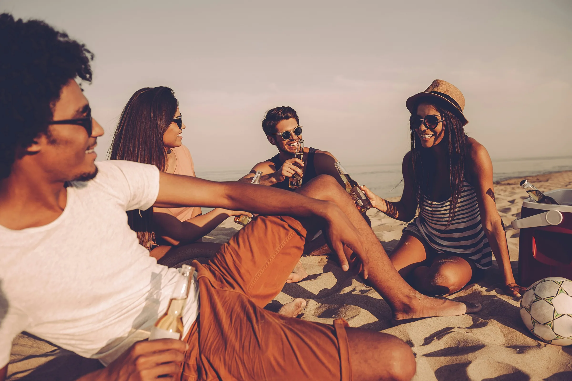 Freunde verbringen gemeinsam Zeit am Strand